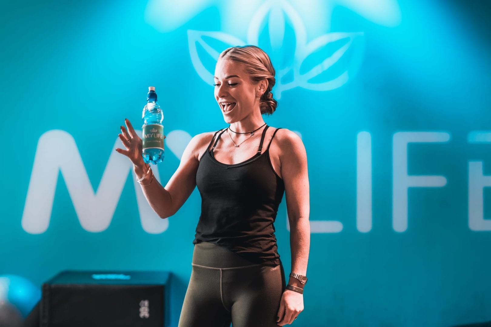 waterfles in hand