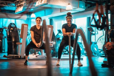 vrouwen met battleropes in fitnesszaal