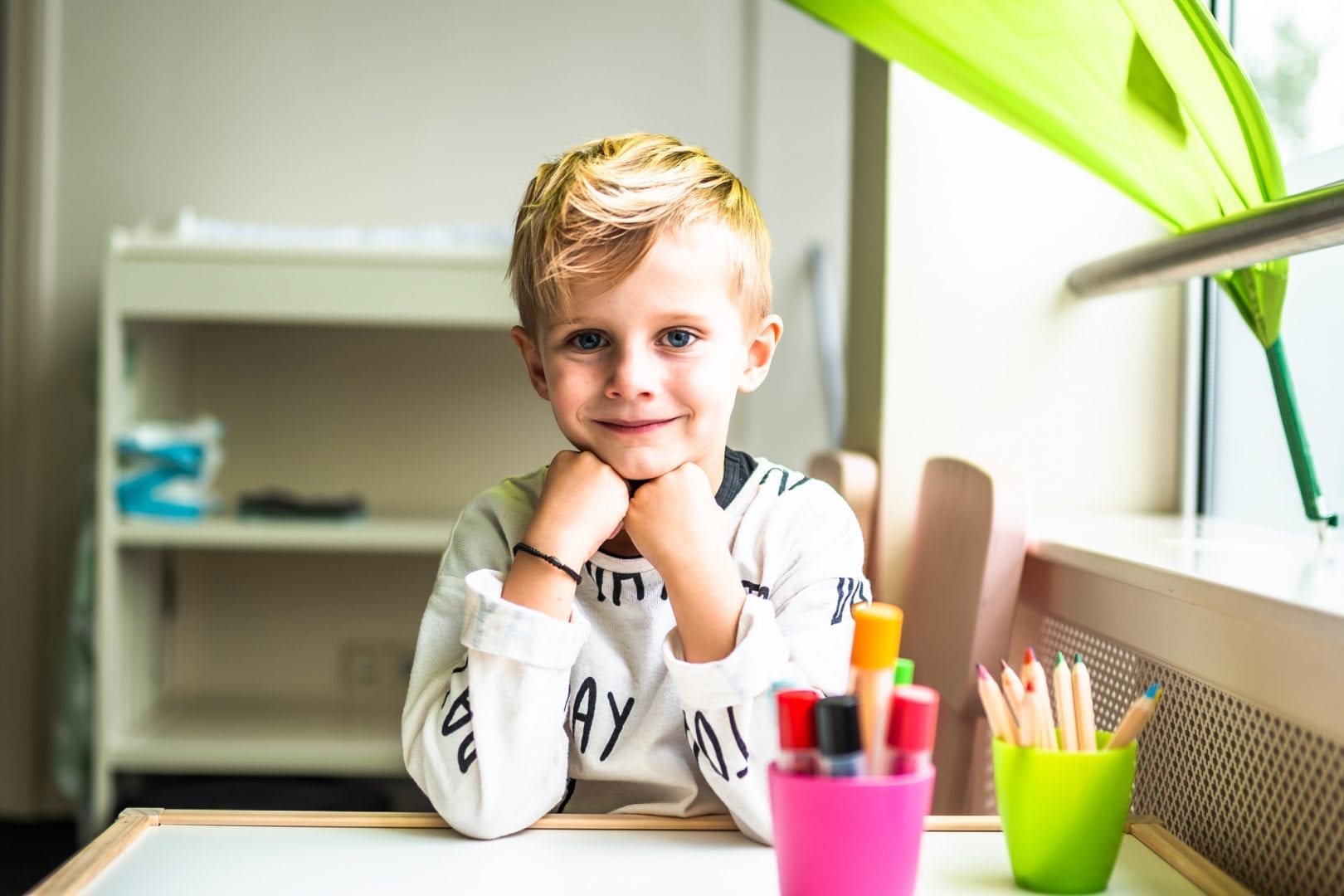 kind met kleurpotloden