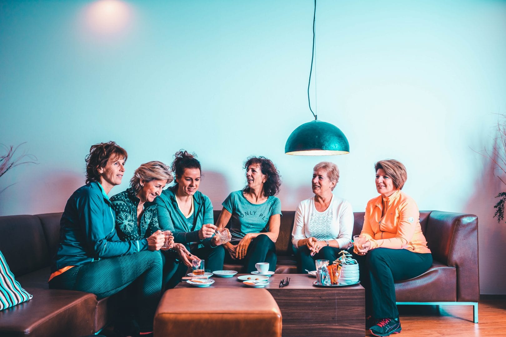 groep vrouwen drinkt koffie in lounge