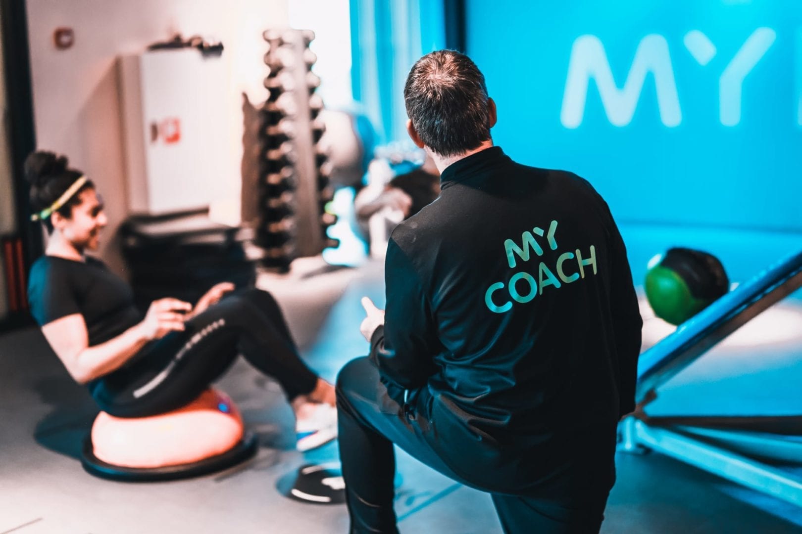 coach en vrouw doen personal training