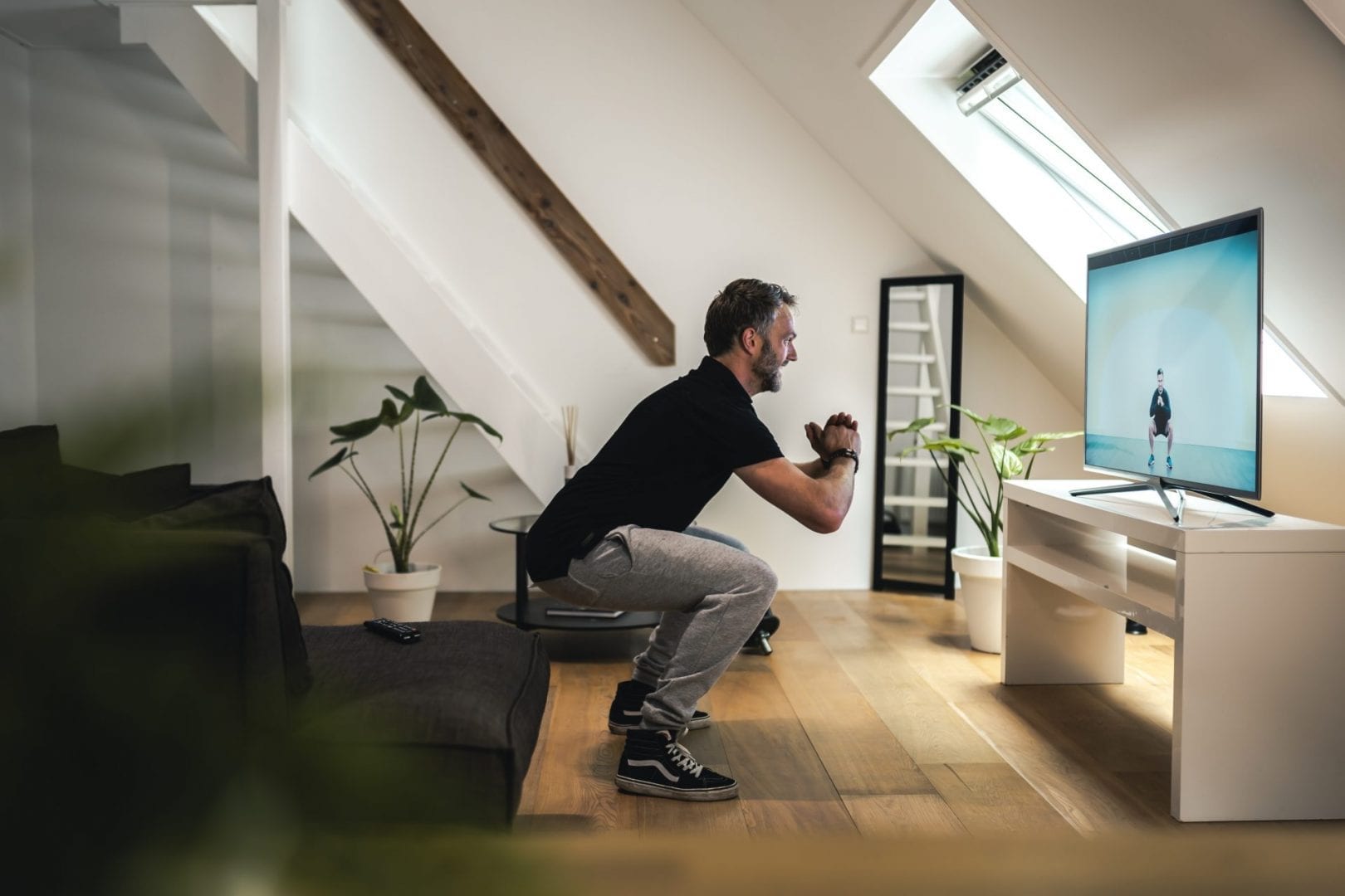 man doet squat voor tv
