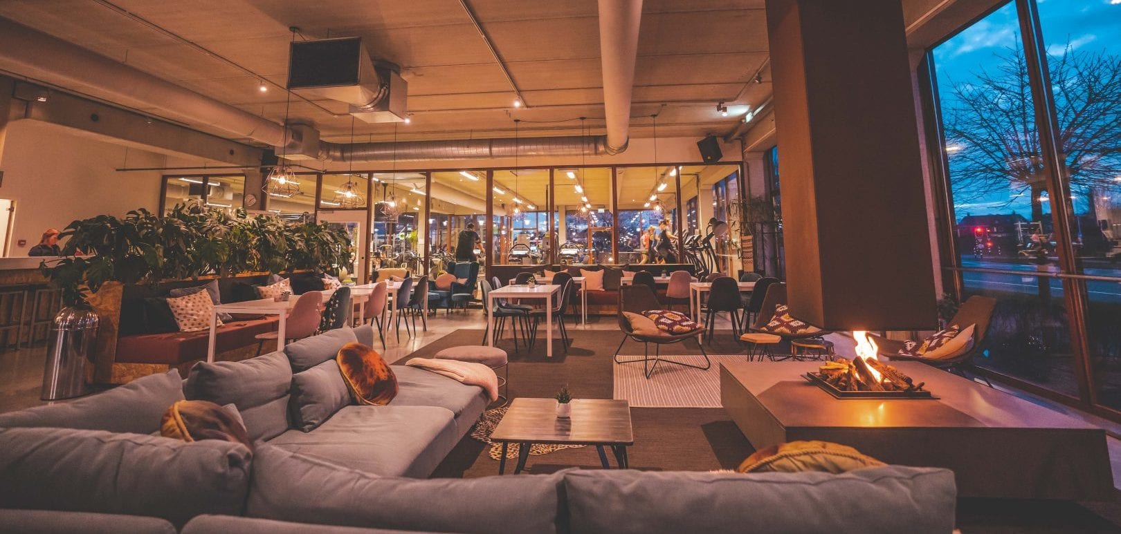 lounge van mylife breda in de avond