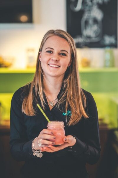medewerkster met smoothie in hand