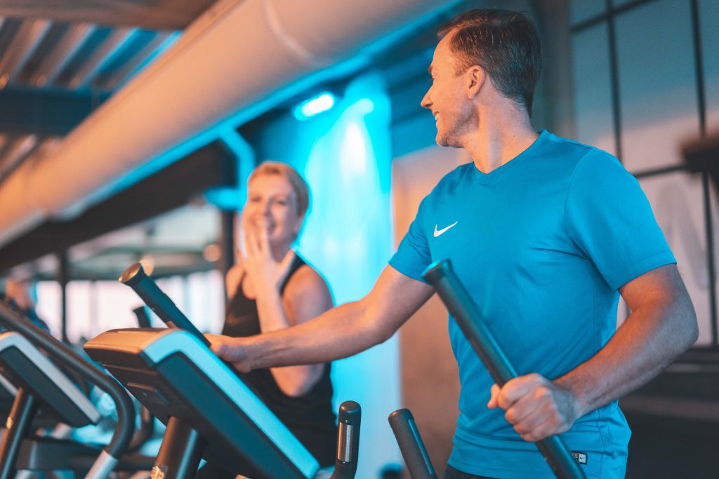 man en vrouw op crosstrainer