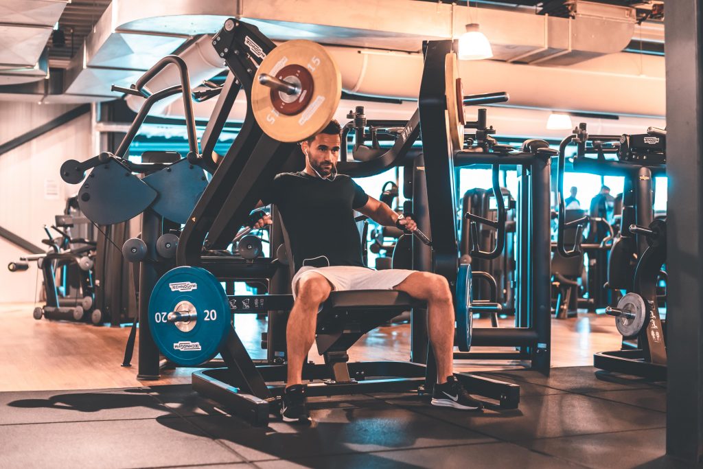man op chest press