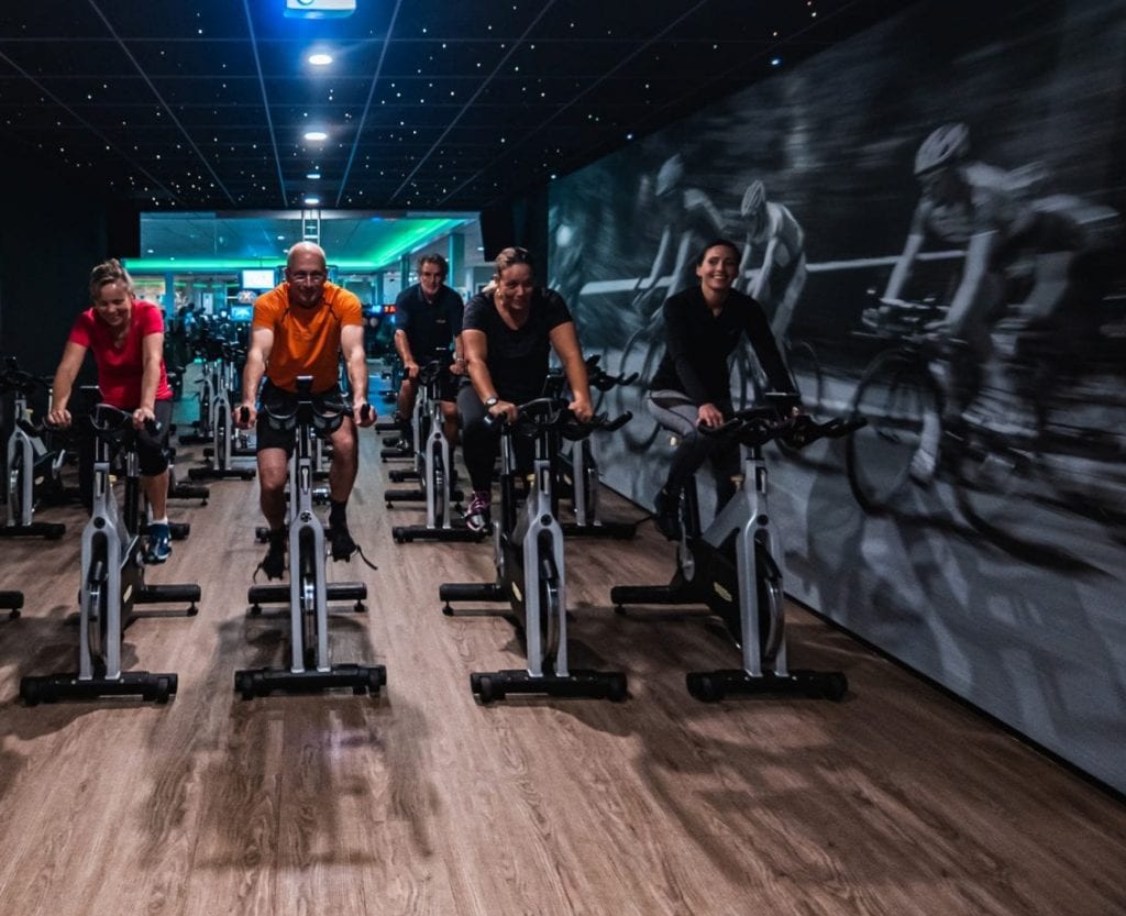 groep doet spinning