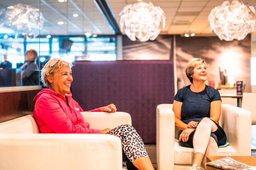 lachende dames in de lounge bij mylife terbregge
