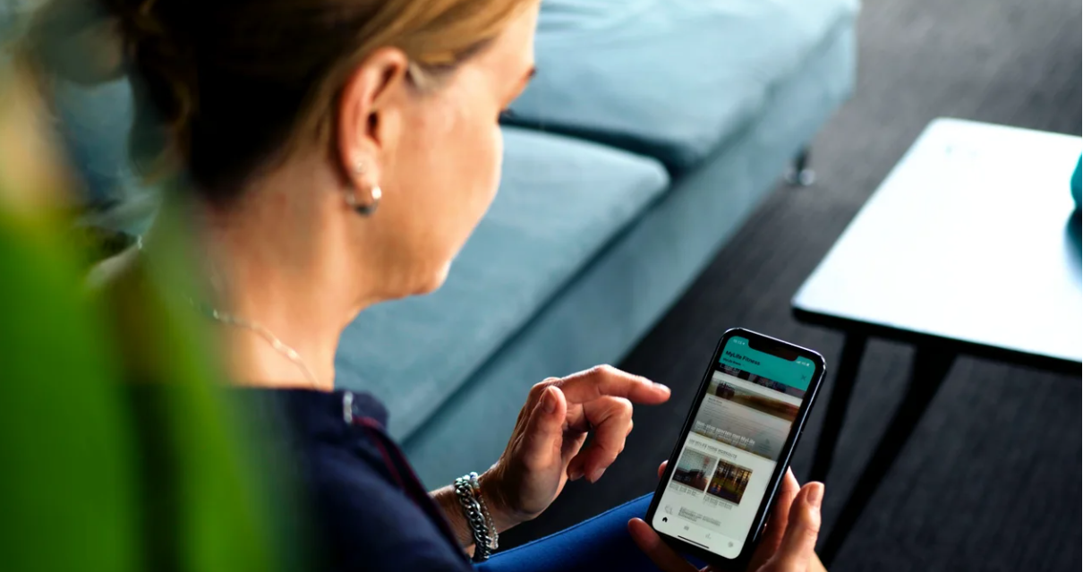 vrouw gebruikt mylife app