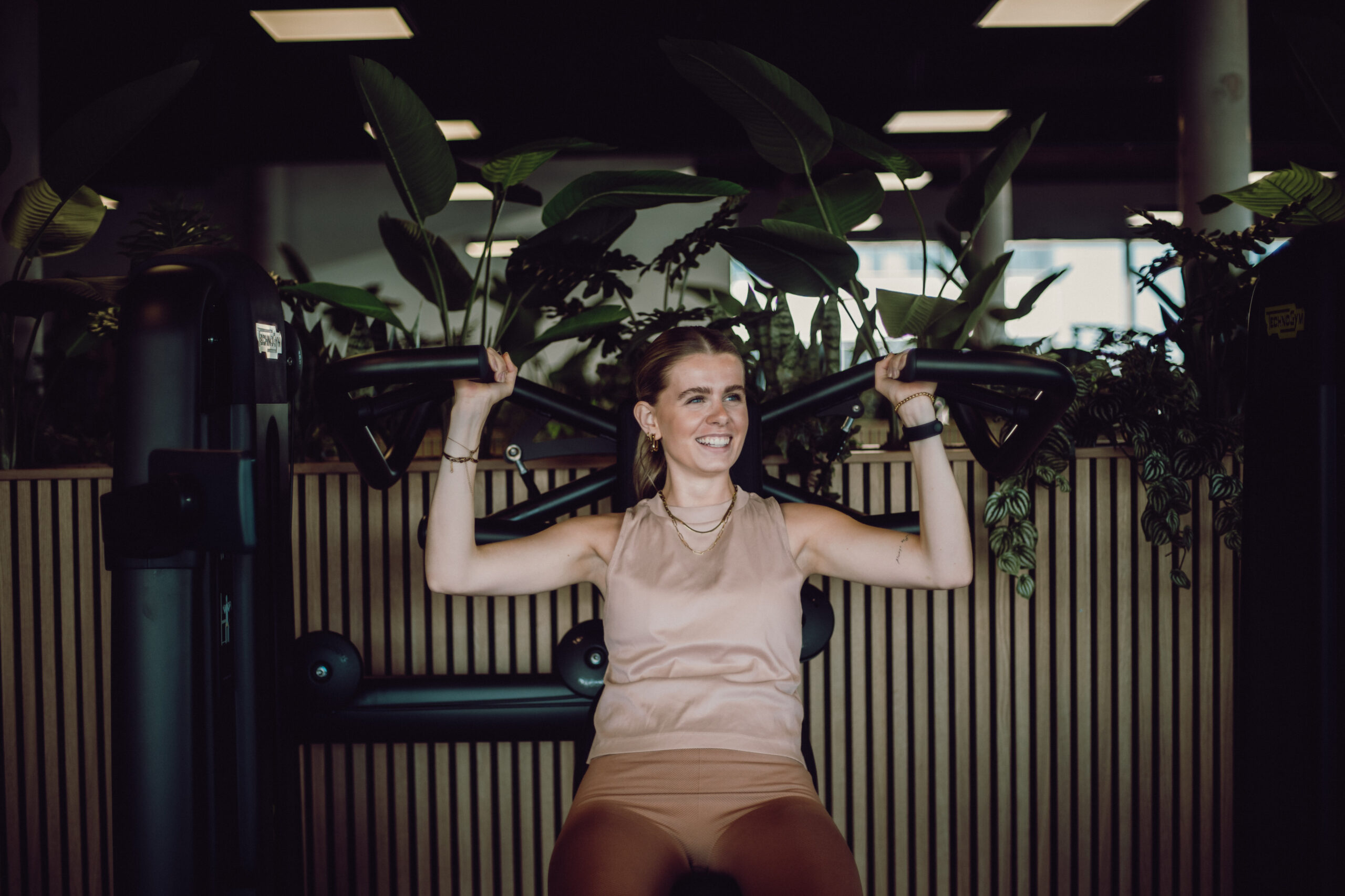 lachende vrouw op fitnessapparaat