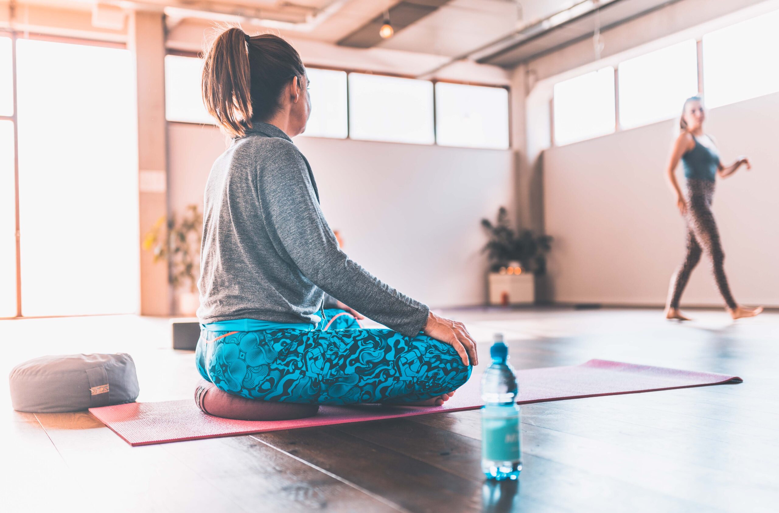 vrouw in zittende yoga pose op matje
