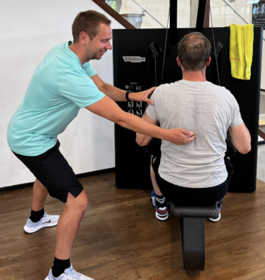 personal trainer billy coacht een sporter bij mylife breda