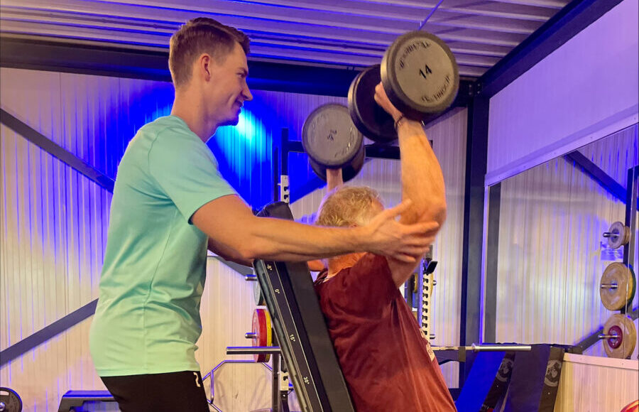 personal trainer erik begeleidt een sporter bij mylife berkel