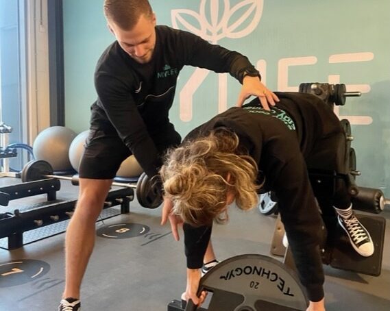 personal trainer rick begeleidt een sporter bij mylife berkel