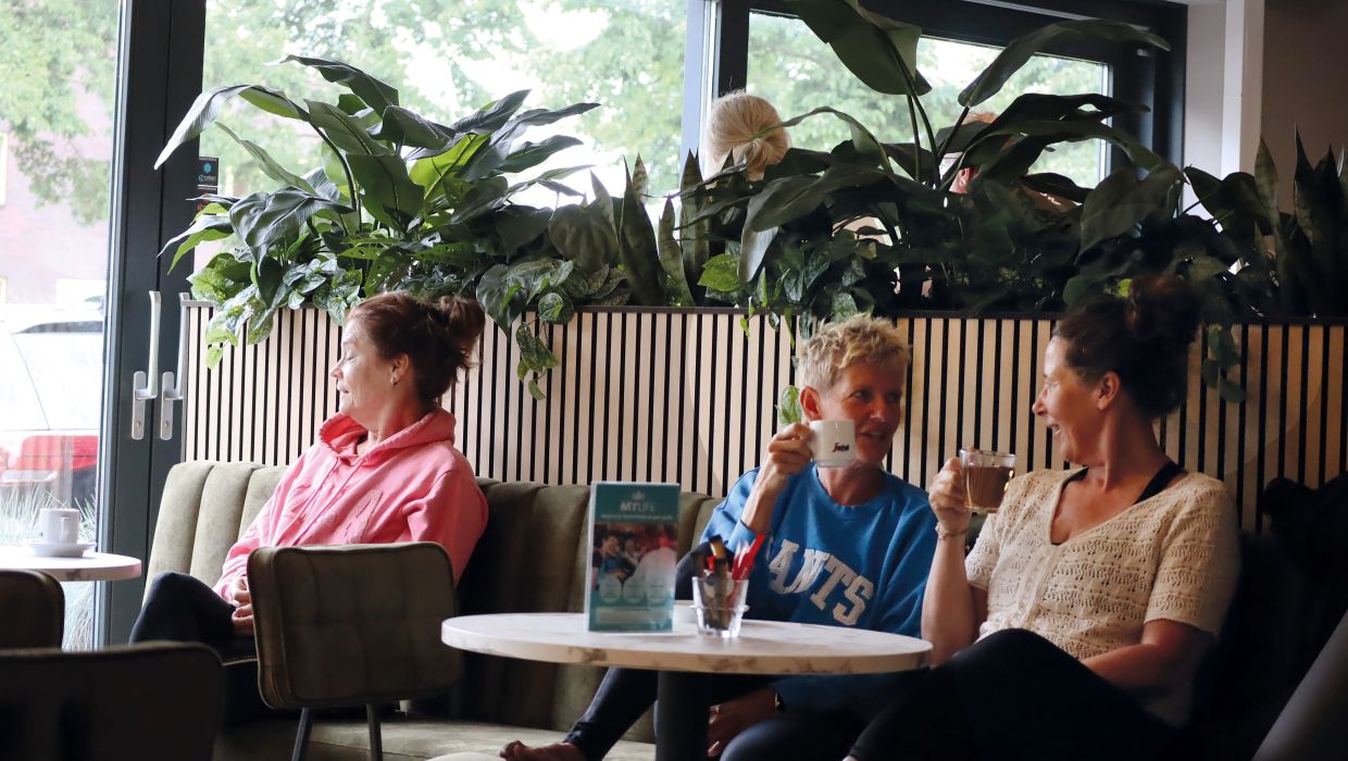 vrouwen drinken koffie in de lounge
