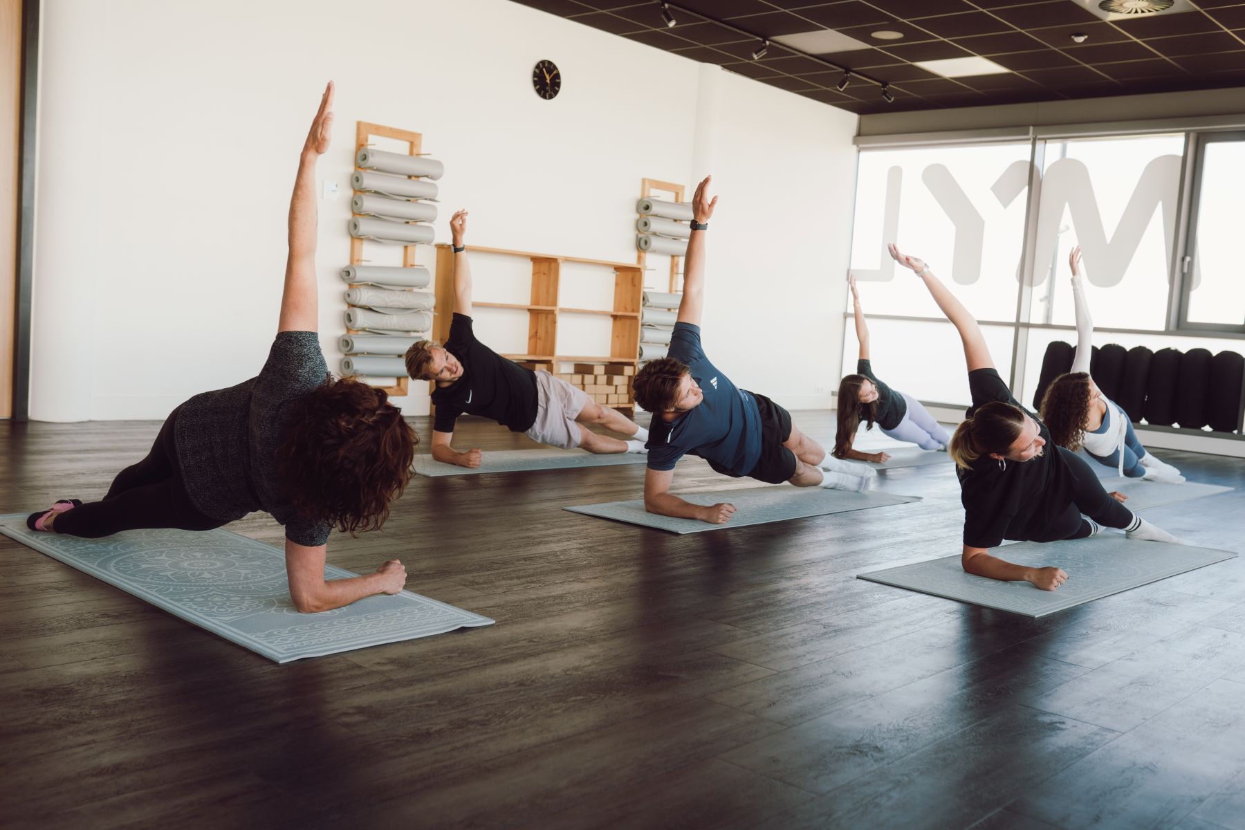 groep doet pilates