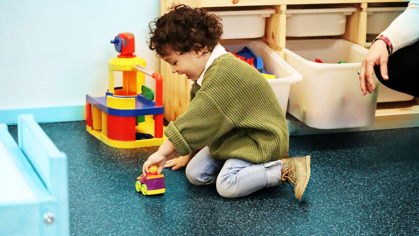 kind tijdens kinderoppas