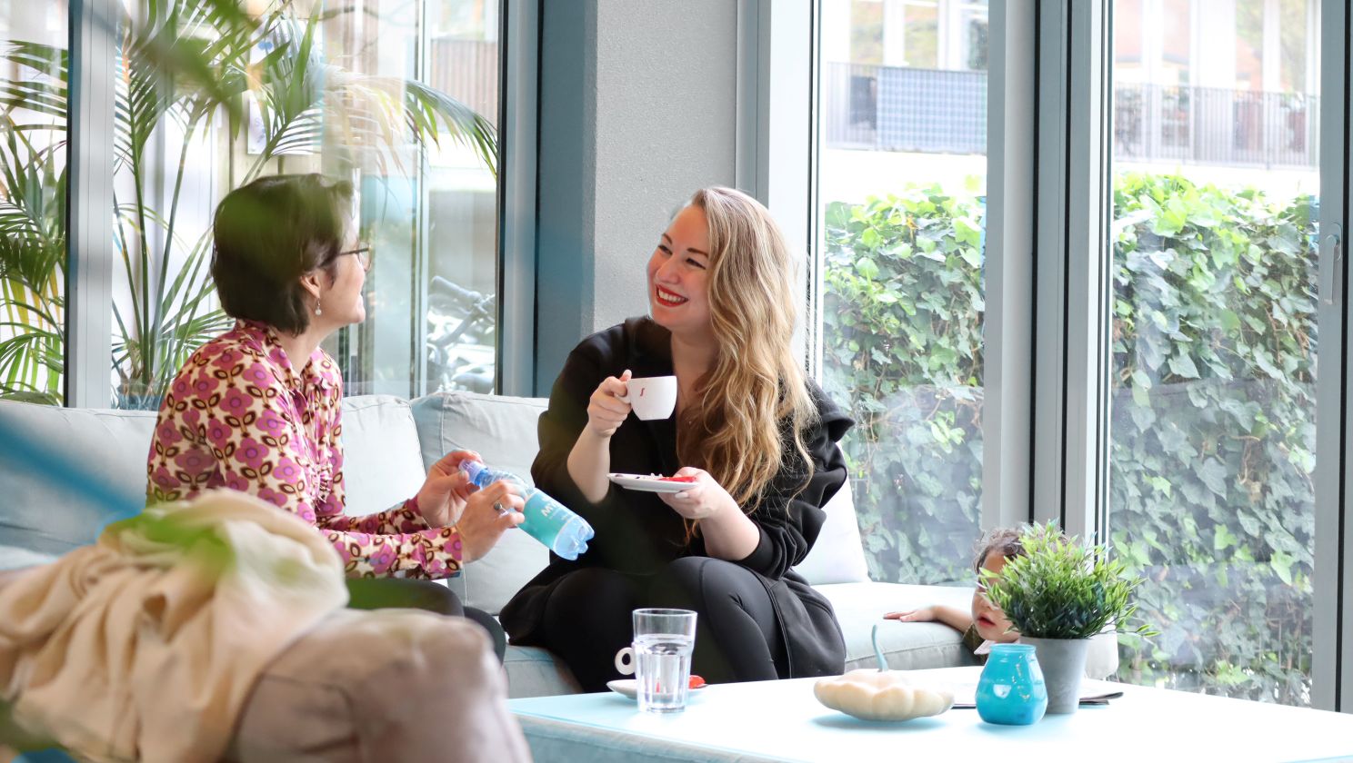 koffie drinken in de lounge wageningen
