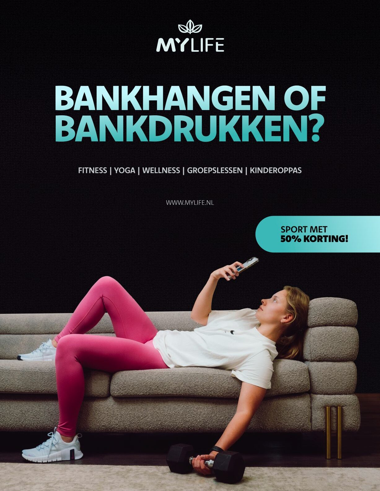 vrouw met dumbell in hand ligt op de bank