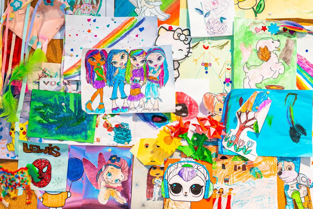 kindertekeningen aan de muur bij de kinderoppas van mylife