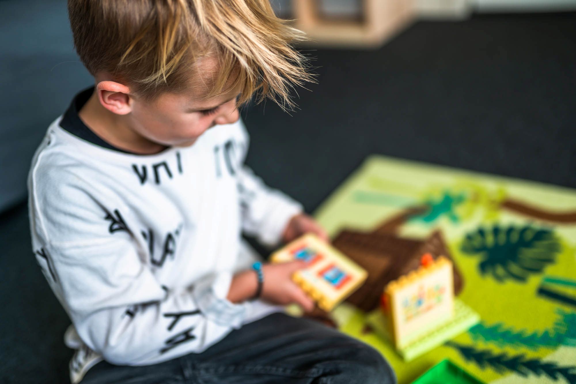 kind speelt bij kinderoppas