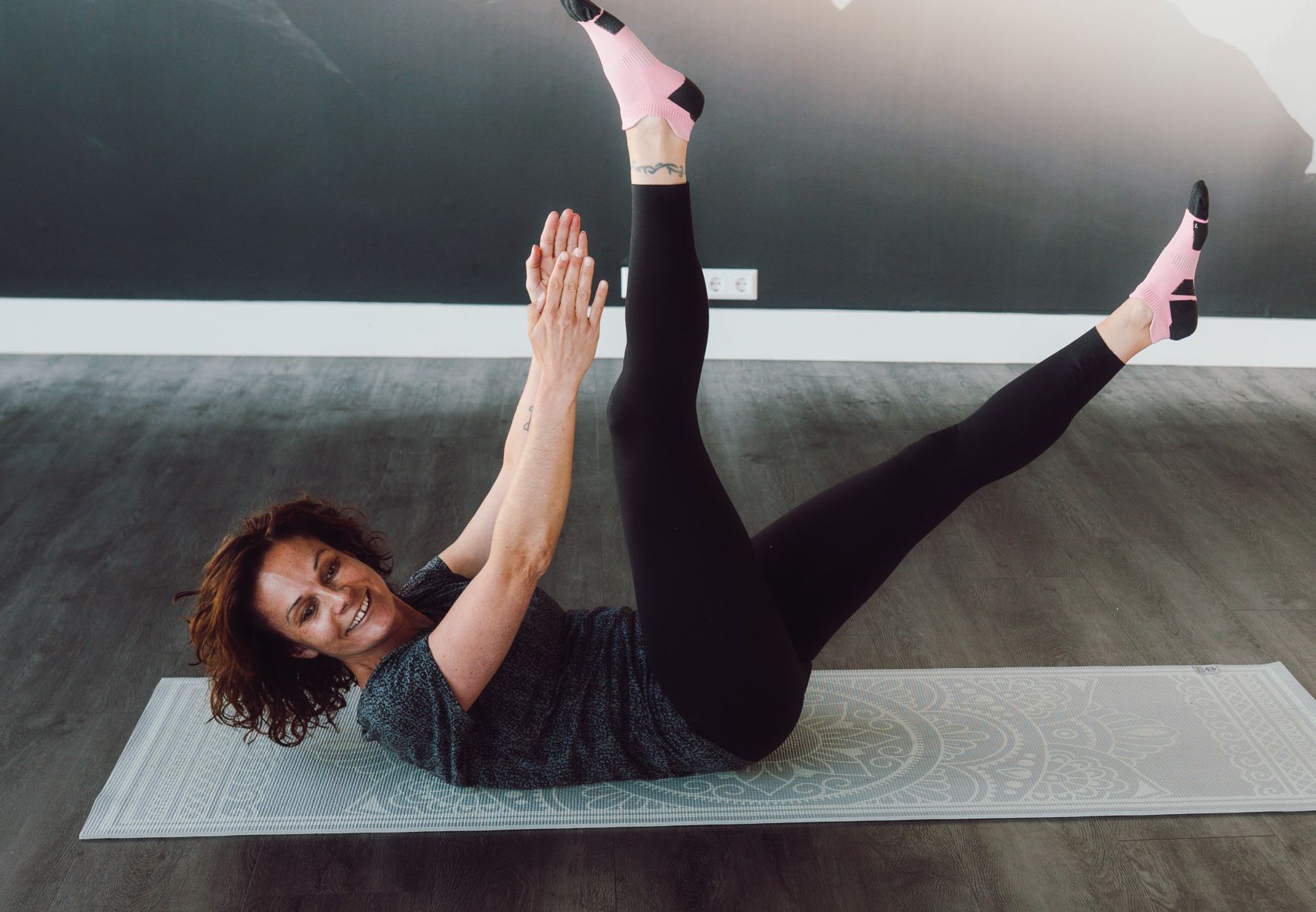 lachende vrouw doet pilates oefening