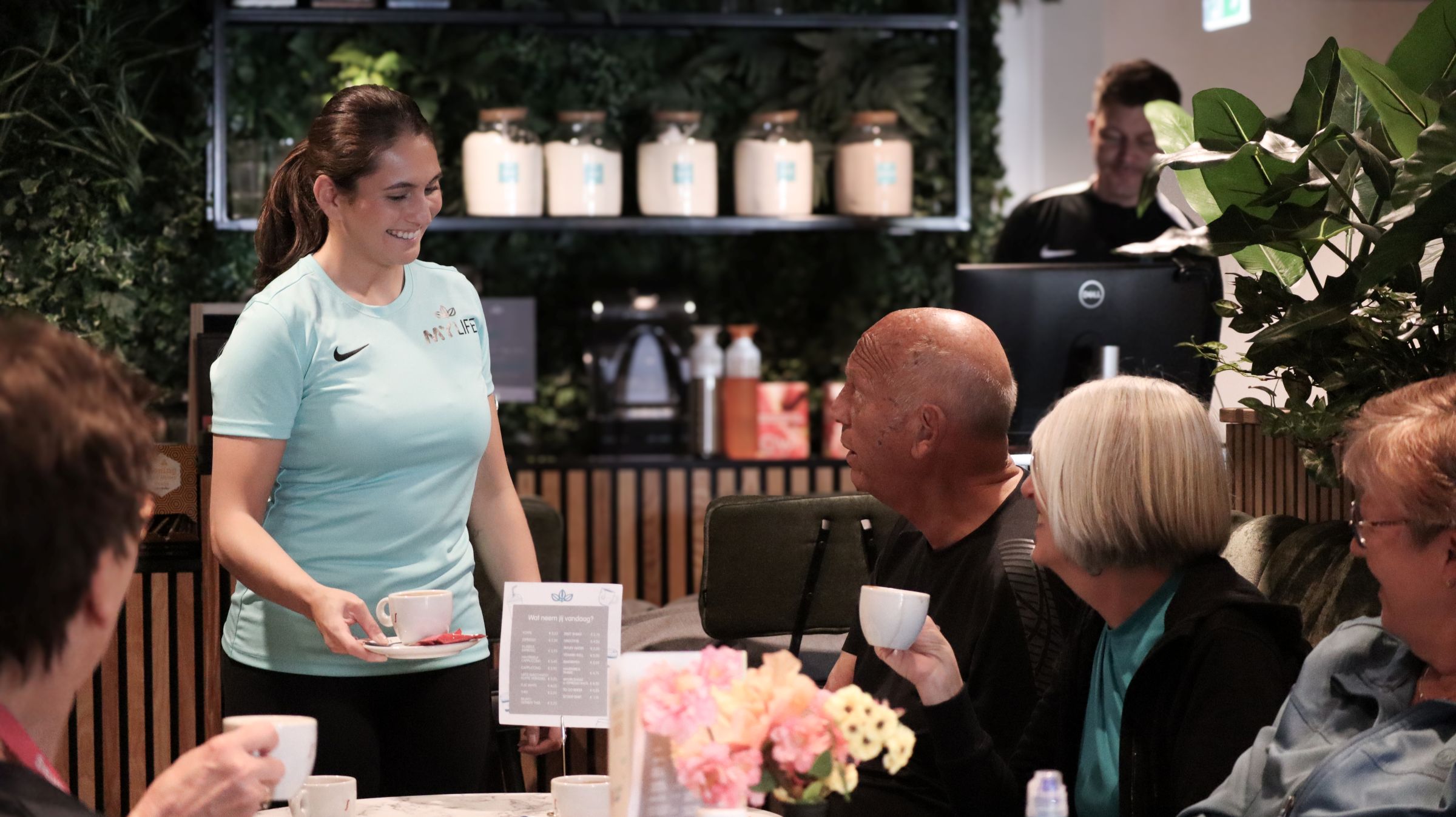 mensen drinken koffie in de lounge van mylife