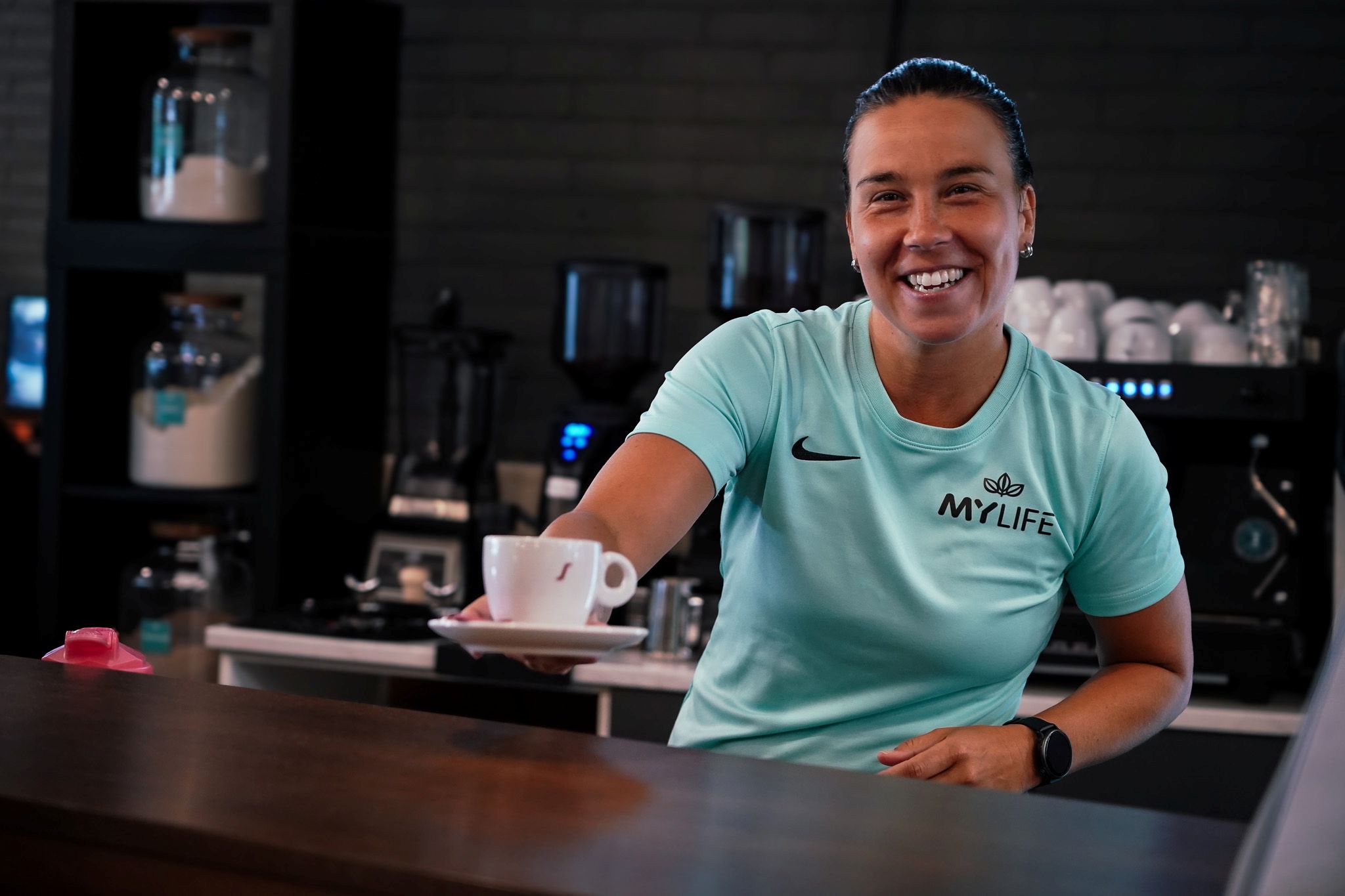 medewerkster mylife overhandigt koffie