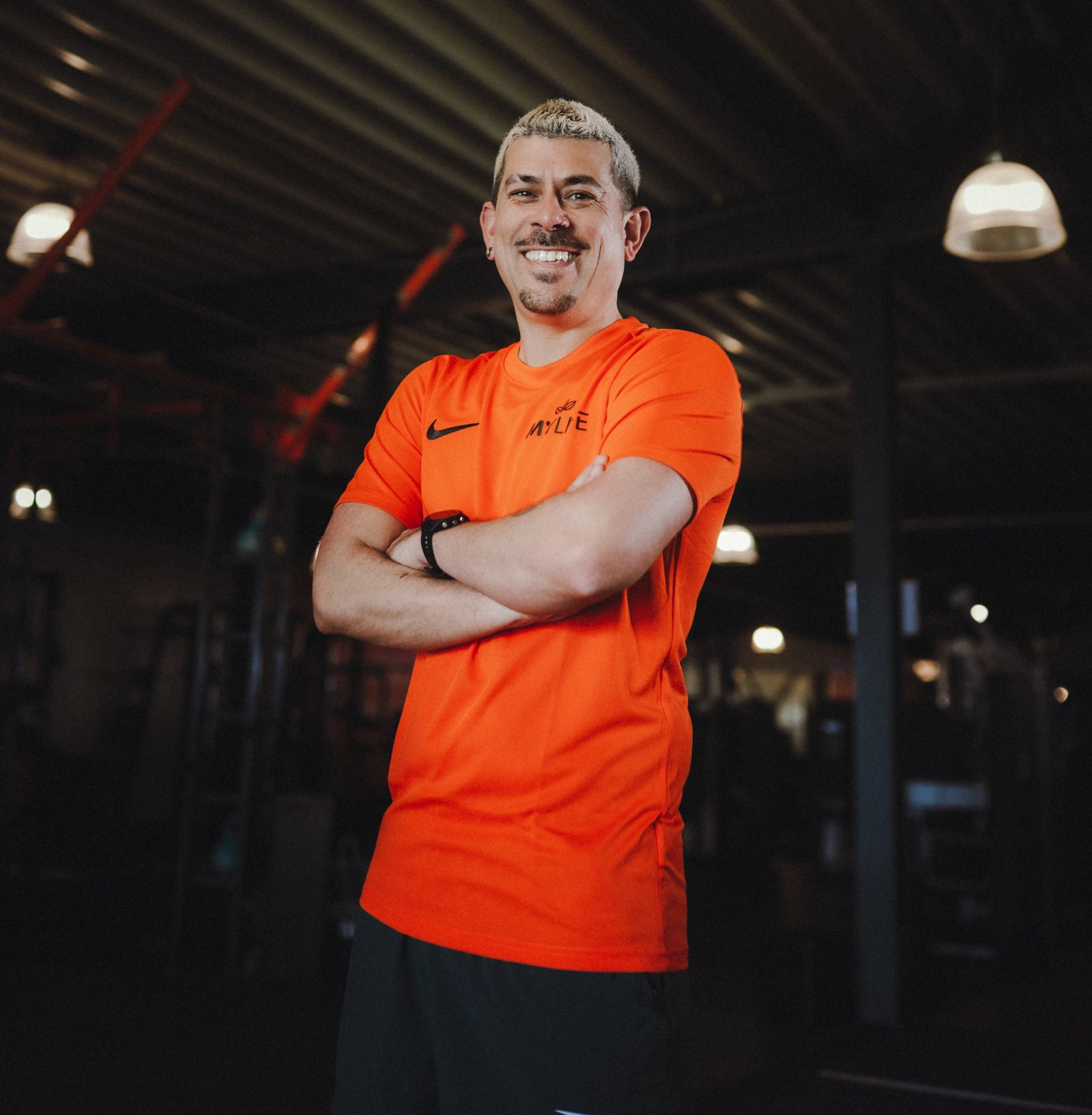 man in oranje shirt